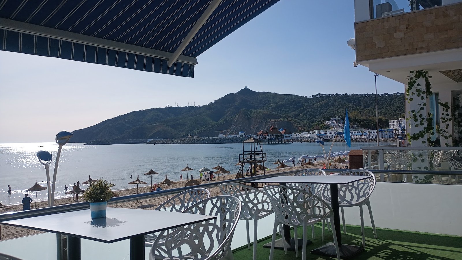 Hermosa terraza gastronómica frente al mar Mediterráneo