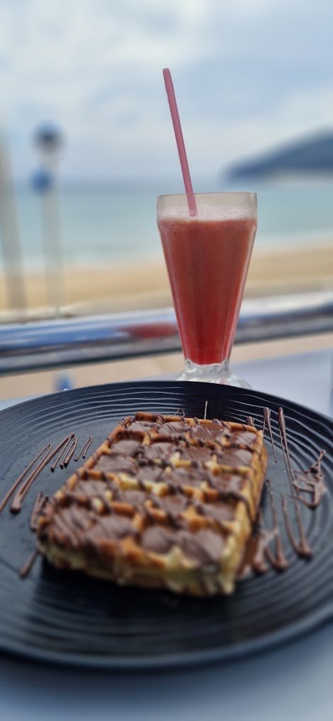 Café artesanal y postre dulce